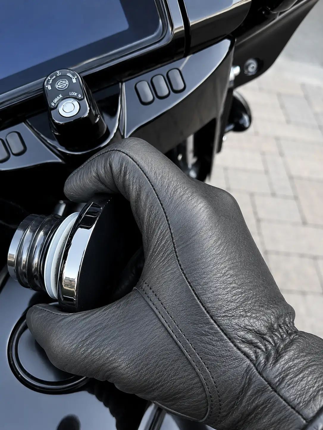 Classic Short Wrist Touchscreen Deerskin Gloves - Image 3